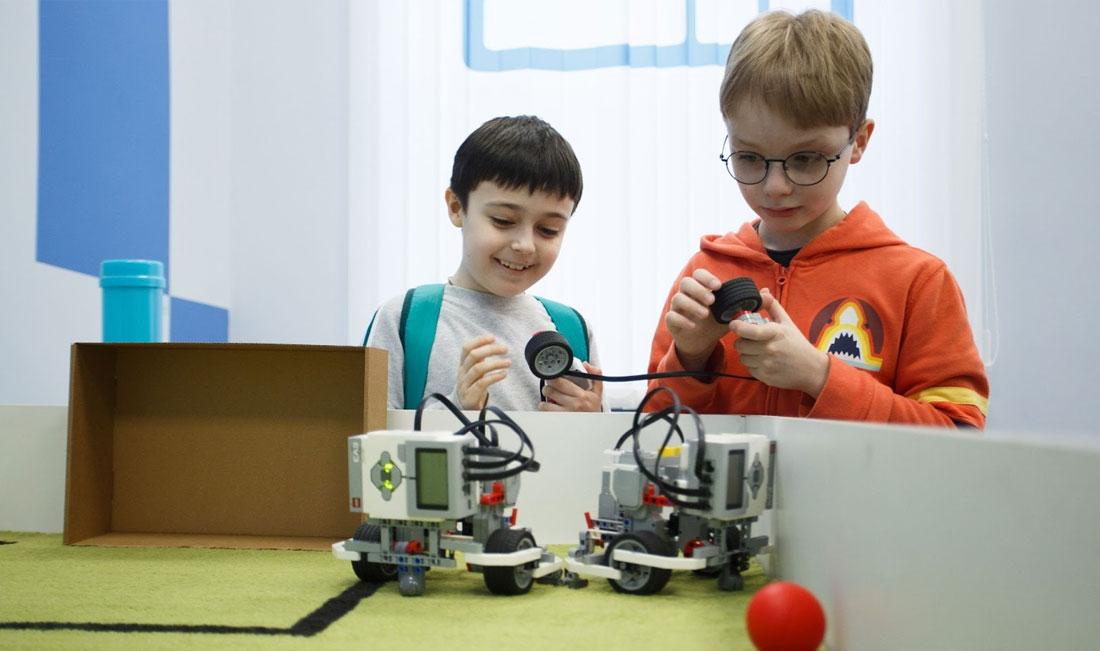 дети увлечены программированием роботов