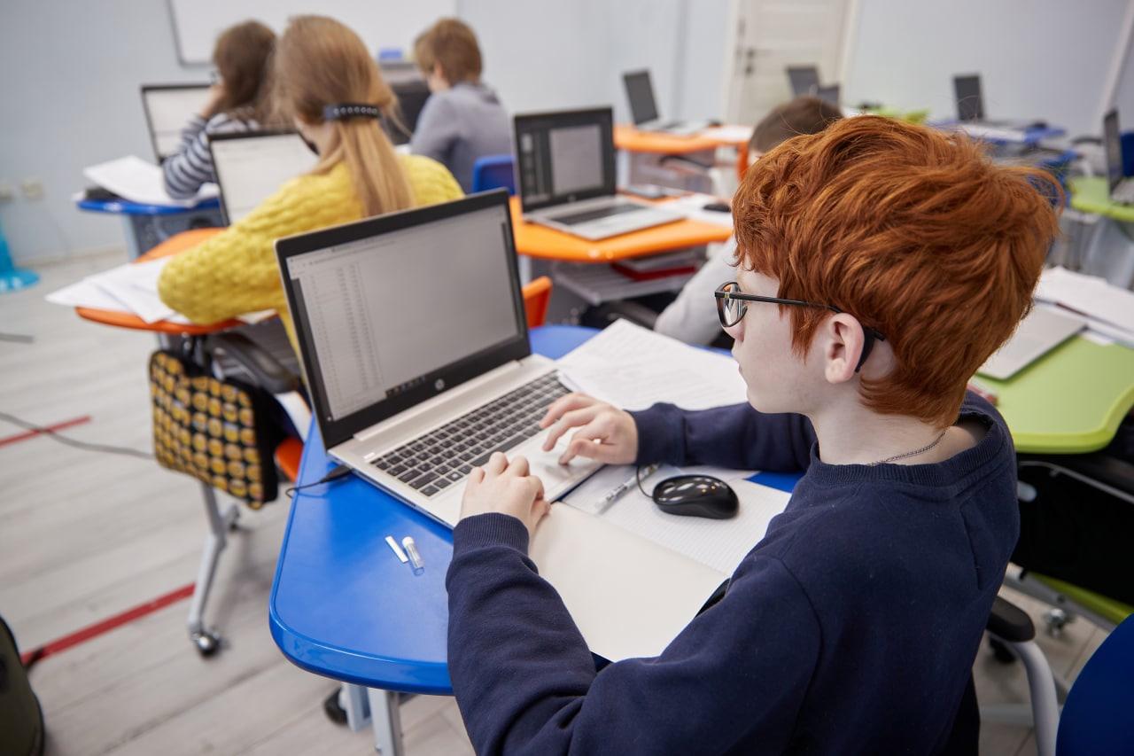 рыжий мальчик на уроке в школе программистов